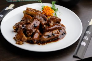 54. Żeberka Hong Shao duszone w sosie z czarnej fasoli